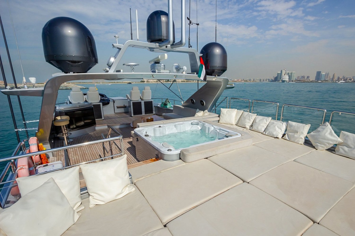 Аренда моторной яхты Azimut 100 Medusa в Дубае, ОАЭ